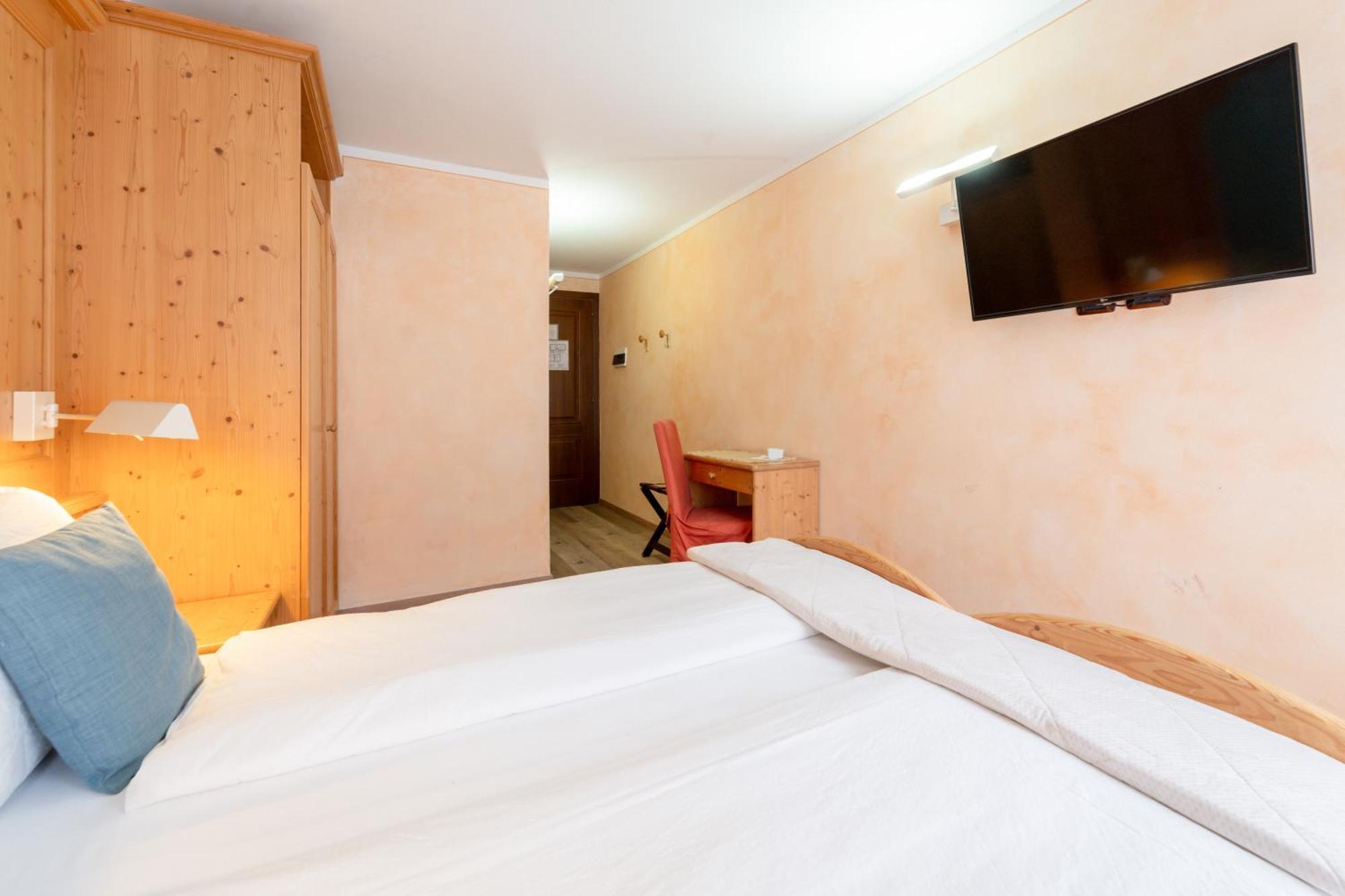 Albergo Negritella Ziano Di Fiemme Exterior photo