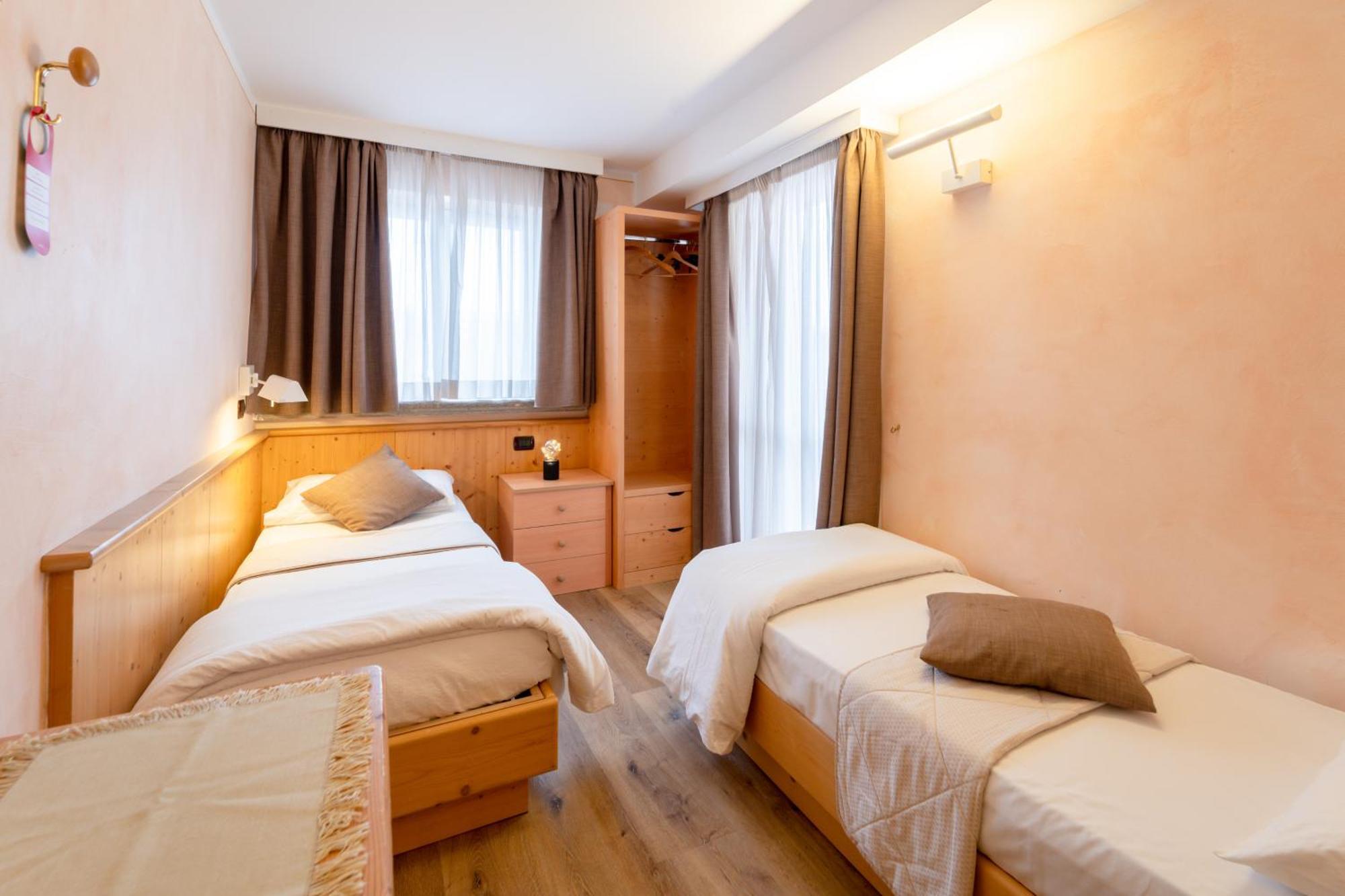 Albergo Negritella Ziano Di Fiemme Exterior photo